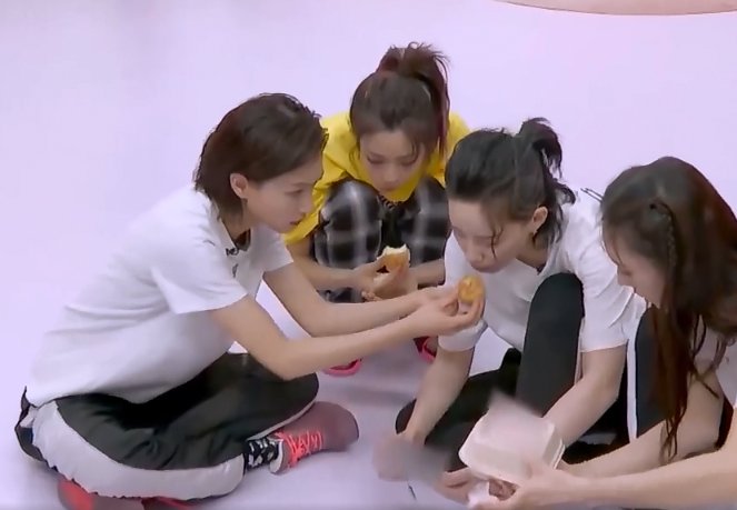  丹妮|笑到停不下来！李斯丹妮吃泡芙奶油喷裤子