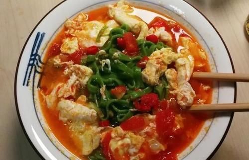 蛋花|西红柿蛋花菠菜面:面条碧绿筋道,好吃营养