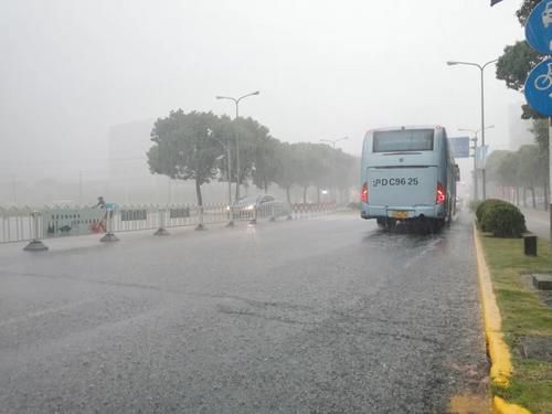  淋湿|金山突然“下开水”，你被淋湿了吗？