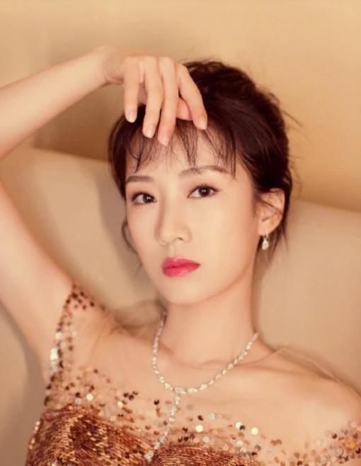 李念|李念穿衣真有气场，165身高只不过穿了高腰盖脚裙，女模范尽显