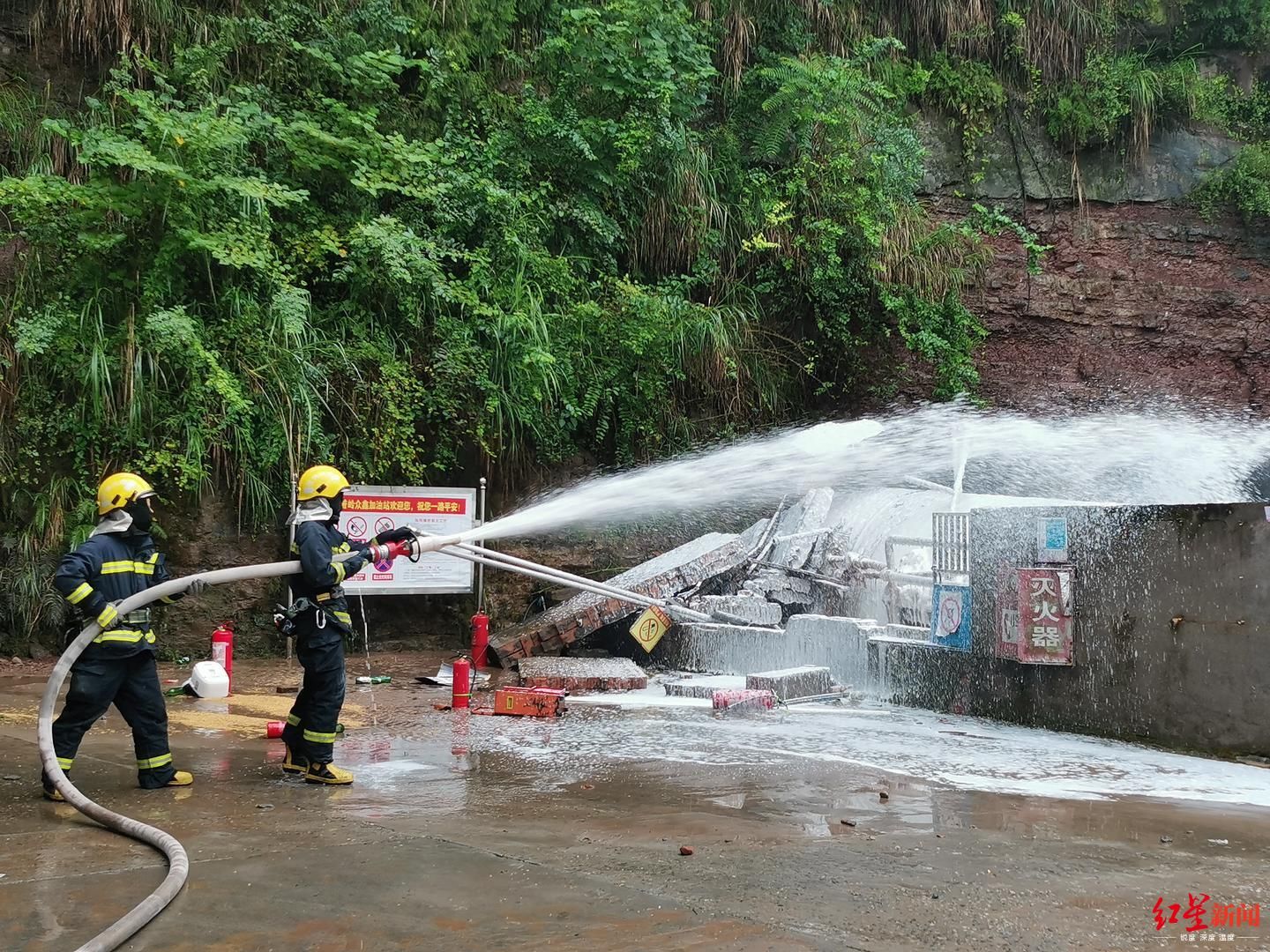  紧急|险！洪水致加油站油罐上浮，拉裂管线汽油泄漏 消防紧急救援