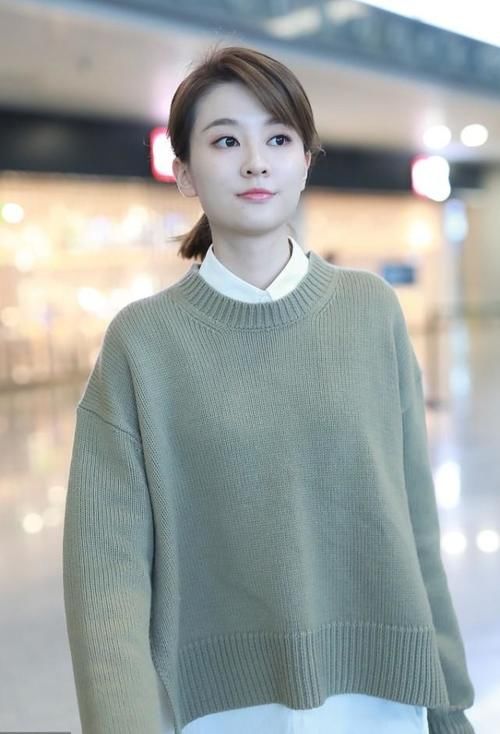  青灰色|乔欣街拍：青灰色针织衫阔腿裤 编织包Converse鞋优雅知性