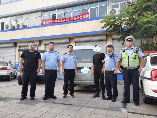  交警|一男子看到交警扔车就跑，发生了什么？