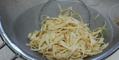  豆腐皮|炒豆腐皮时，直接下锅是错误的，学会这招，豆皮贼入味，吃比肉香