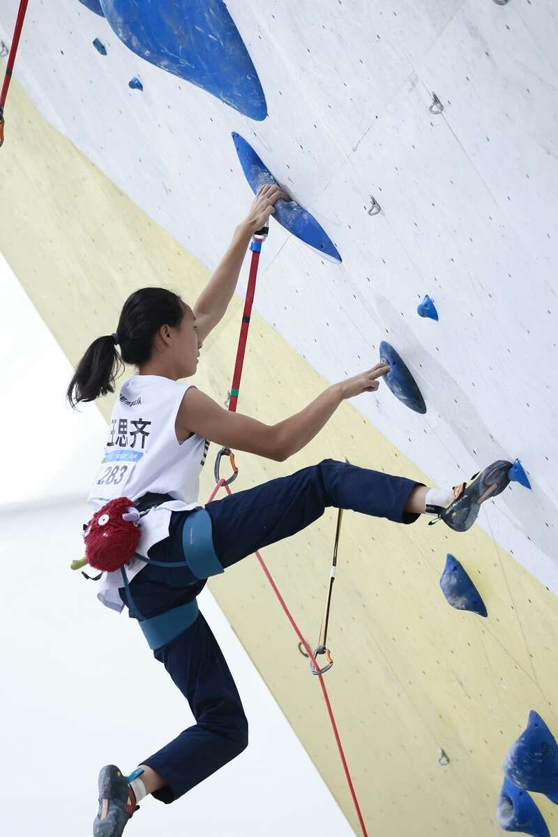 学青会（公开组）攀岩项目预赛举行，140人初步入围决赛