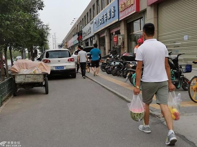 韩森|人行道、斑马线到处都处“塞”满车辆 韩森东路停车乱象谁来管？