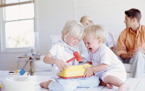 告诉|2岁孩子不爱跟小朋友玩,是孤僻吗?社交发育规律告诉你:多虑了