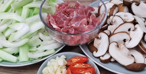  家常菜|鲜香味美的小白菜香菇炒肉，做法简单易学，清新入味，特美味