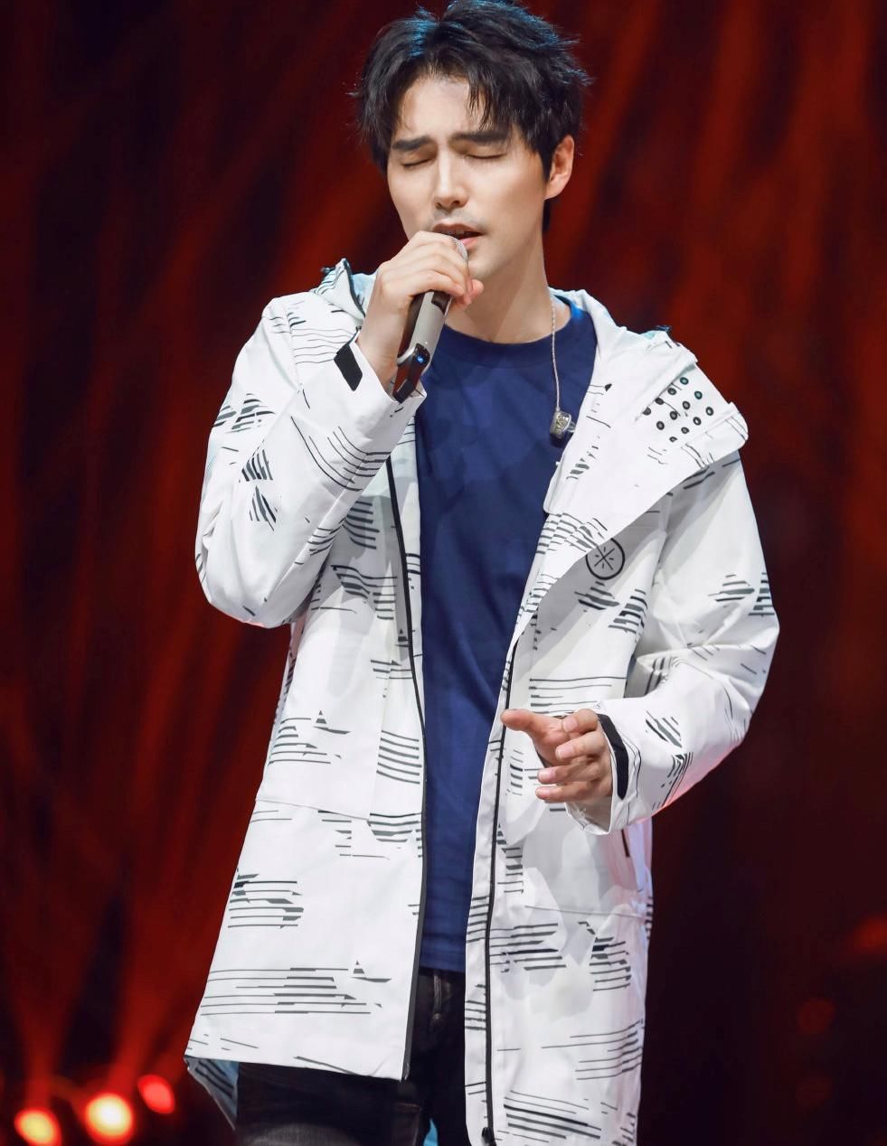  时代|老艺术家做派的阿云嘎，算不算流量时代的稀缺偶像？