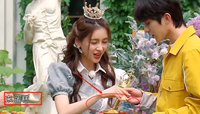  郑恺|兄弟团“讨好”baby，郑恺直接用手喂食，蔡徐坤的做法却太机智了