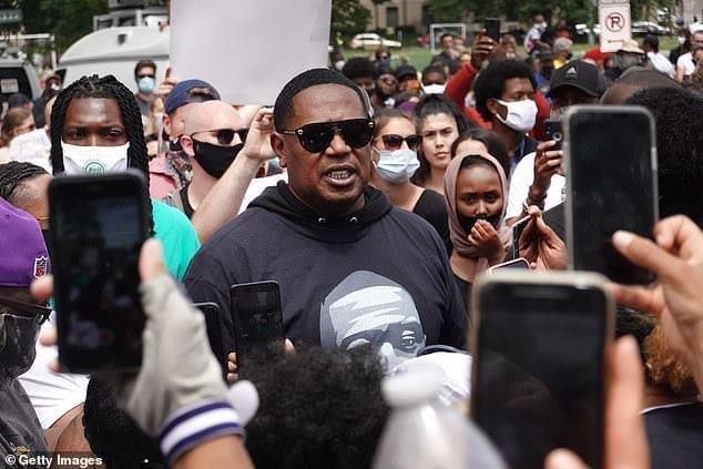 父亲|父亲正陪3岁女儿在家中玩玩具,屋外突然飞来6颗子弹将两人打死