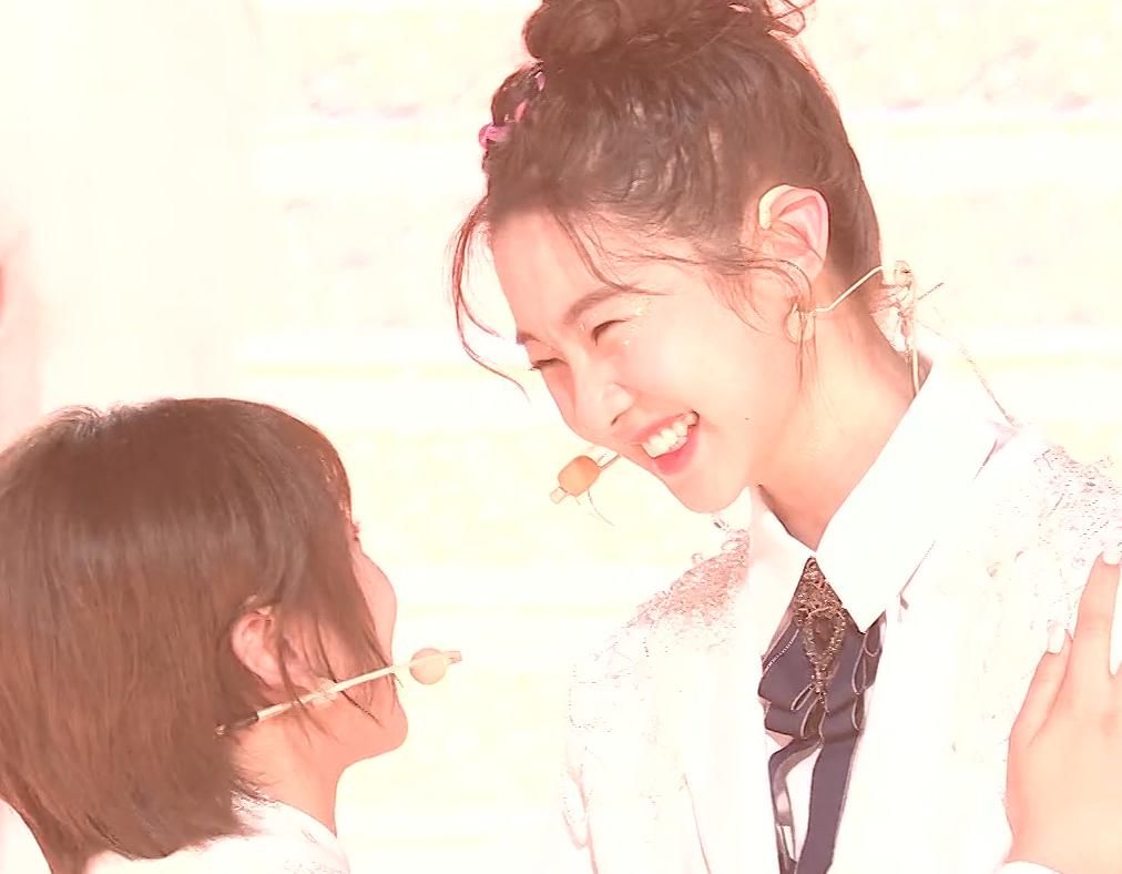  合照|硬糖少女搬新家抱团之势明显，希林气鼓鼓夹中间，刘些宁懒得理