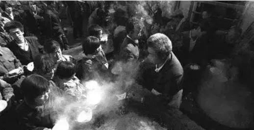  大锅饭|“大锅饭”的时期：“吃饭不花钱，努力搞生产”