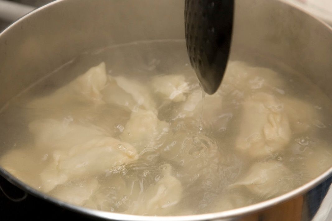  下锅|煮饺子，最忌水开直接下锅煮，牢记4点，饺子劲道好吃不破皮