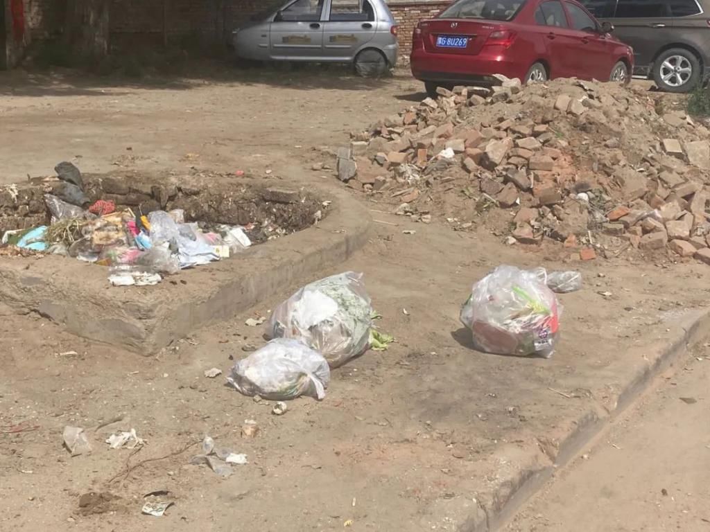 随手|【创文明城】随手拍丨垃圾桶:“请靠近我一点儿”