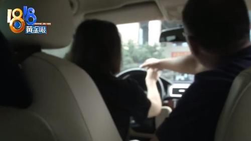  小陈姑娘|女学员被蚊子咬，男教练用唾液止痒，女子：他直接亲我