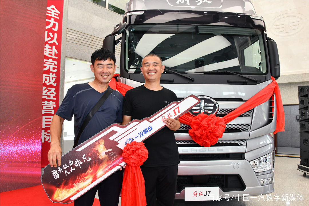  车辆|舍己为人将起火车辆开出闹市的英雄孙刚，收到了来自解放的致敬