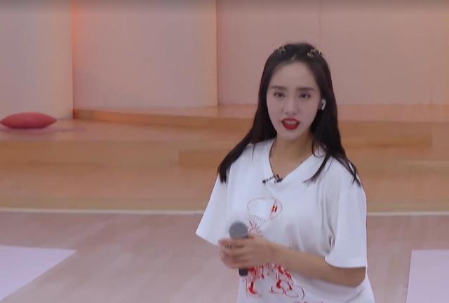 王智|王霏霏劈叉动作撞车王智,王智都看懵了,这个临场反应彰显情商