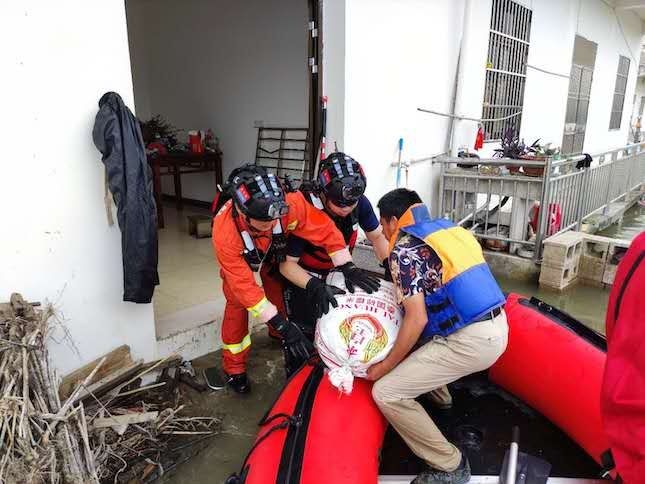 消防|冲、冲、冲……再入鹤毛镇,上海消防救援队7小时疏散200余名被困群众