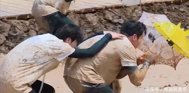  撑伞|跑男们这次太拼了，泥潭中撑伞奔跑，李晨蔡徐坤等被溅一脸泥