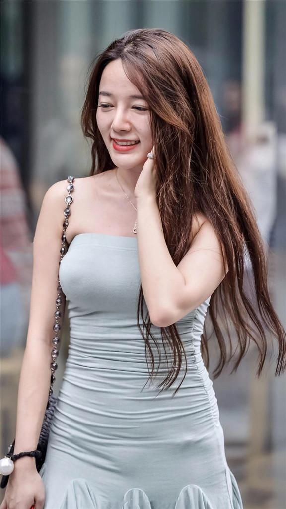  好似|蓝色俏皮裙摆，好似鱼儿在水中游，熟女也能轻松回到18岁！