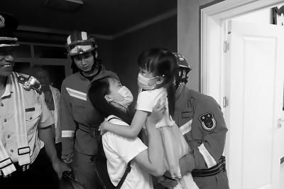  反锁|“打不开门，就给消防员叔叔打电话” 5岁萌娃被锁屋内，淡定指挥妈妈施救