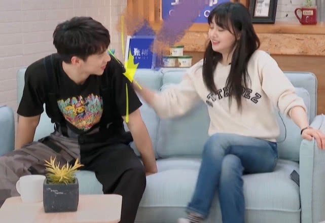  入口|忘了“胡辣汤”事件郑爽用自己入口的勺，吃许魏洲的冰淇淋