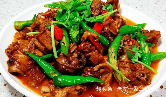 鸭肉|鸭子最美味的川味做法,一次烧一大盘,鸭肉香辣爽口好吃