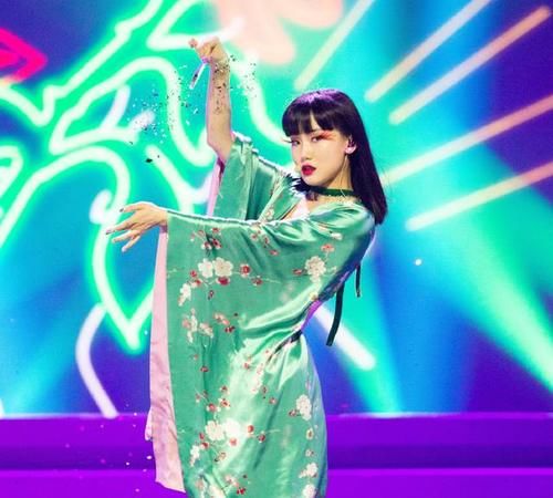  出道|靠砸钱出道？《乘风破浪的姐姐》总决赛，粉丝开始集资打投