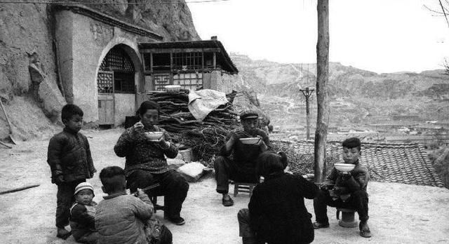 是因为|不愿生二孩是因为养不起,那么为什么上一代人生三五个都养得起?