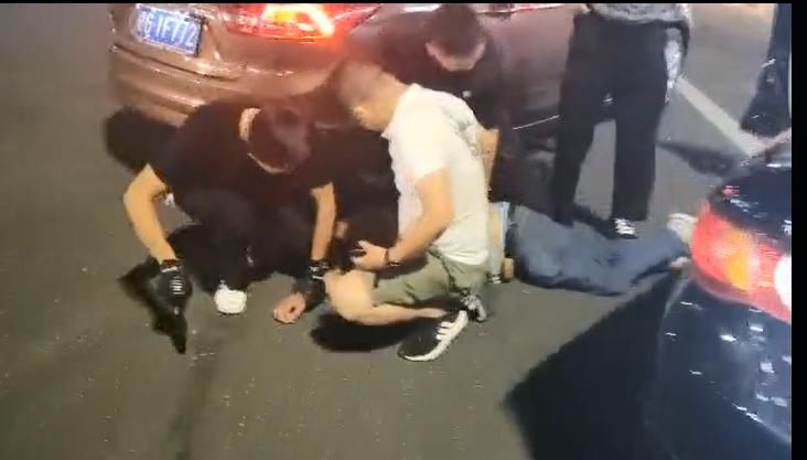  跳入|惊心动魄！毒贩飞车逃窜，民警跳入车内拦截