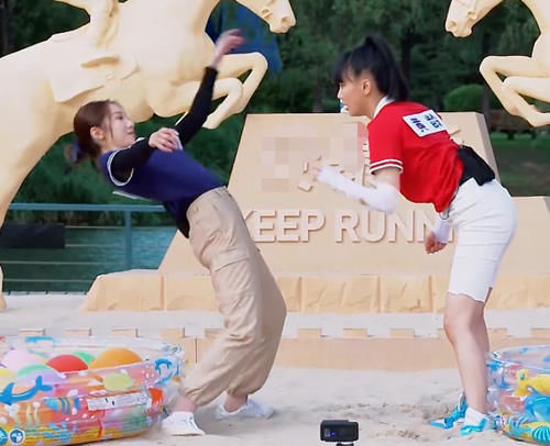 PK|孟美岐与黄龄PK,黄龄把她摔倒的那刻,看出真实基本功