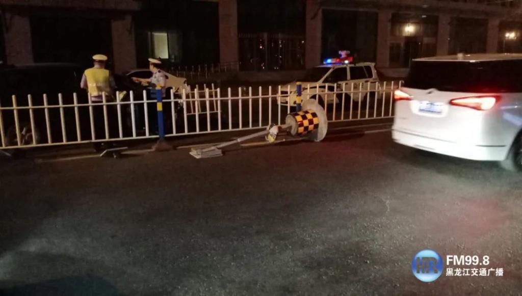  护栏|昨夜，哈市一SUV撞坏五节护栏后冲向对面车道……
