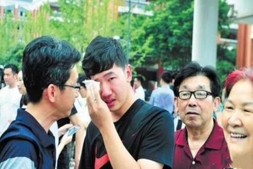 崩溃|17年前他偷走高考试卷，背熟答案后参加考试，看到考题却崩溃了