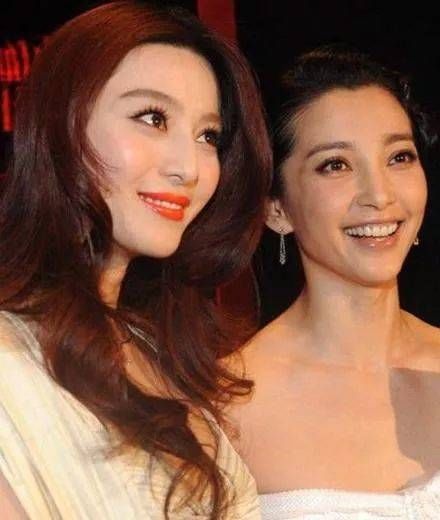 大战|郑爽与吴宣仪的粉圈大战，只因撞衫一件毛衣，引发无妄之灾