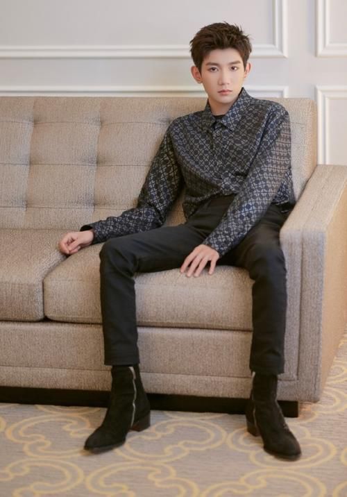 放荡不羁|王源开始“叛逆”了，一头蓝发放荡不羁，V领衬衫真“禁欲”