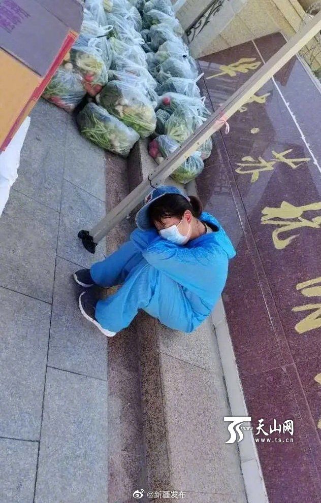 深夜|从清晨忙到深夜 她一张打盹儿照感动众网友