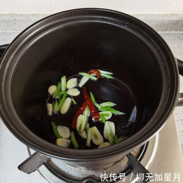  软烂|丝瓜炖豆腐，丝瓜鲜嫩，豆腐软烂，清香味美