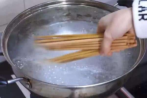  只用|筷子只用清水可不够，还得这样做，才能吃饭干净