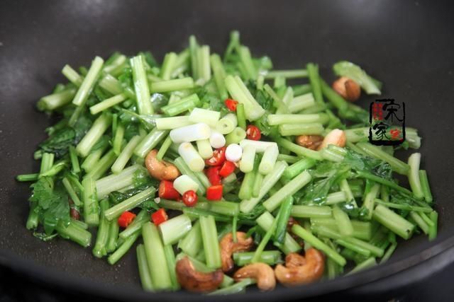  芹菜|秋天，这海鲜超肥美，45元一斤，炒芹菜太好吃了
