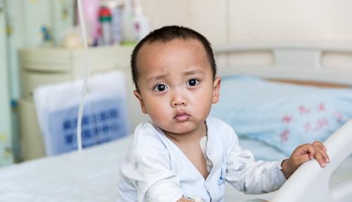  父亲|11岁漂亮女儿患重症急需救命钱，父亲急哭：别说卖血 要命都行