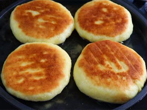  揉面|发面饼最好吃的做法，不揉面不擀面，松软可口，凉了也不硬