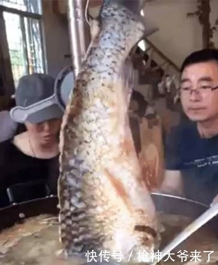 情侣|奇葩情侣在家架大锅,这种吃鱼方式还真是头一次见!