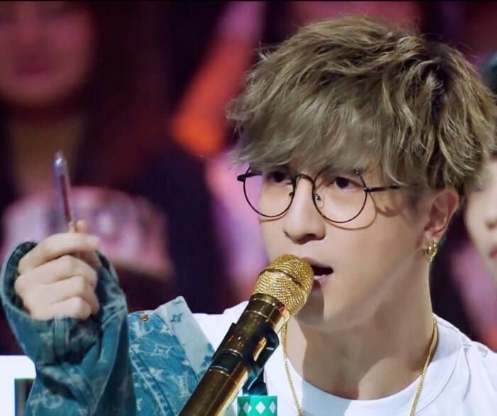  话筒|吴亦凡怒摔话筒罢录，郑均一句话表明立场，成全场最淡定的人！