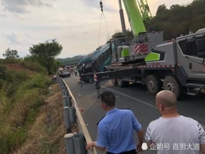  山沟|大巴车被追尾侧翻进山沟，11人被困