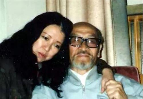 三毛|名人珍贵合影:三毛和王洛宾关系亲密,图3梦露和肯尼迪交谈甚欢