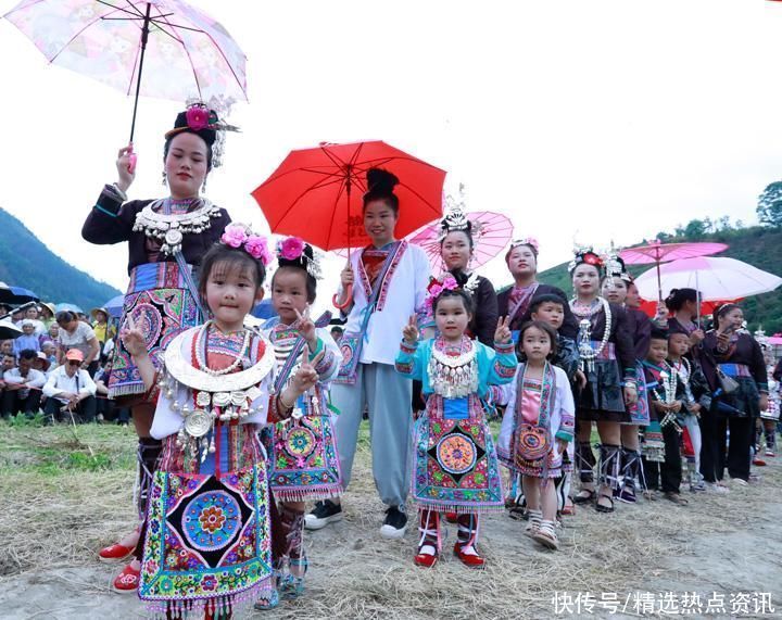 黎平：侗族传统摔跤节引来万人游