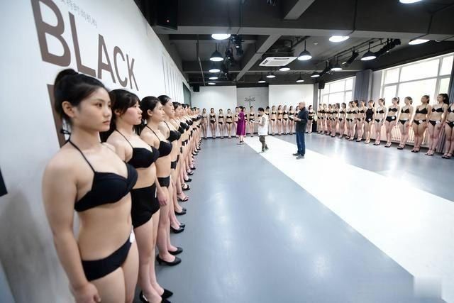  震撼|00后模特选拔现场 场面太震撼