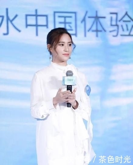  千金|何超莲号称最美千金，穿薄纱连衣裙名媛气质出众，真给三房长脸了