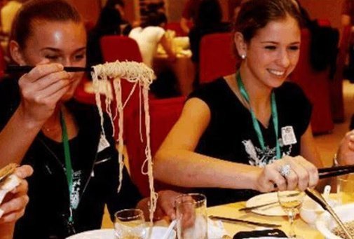 新型|为了吃中餐,外国人发明“新型筷叉”,把中国网友乐坏了